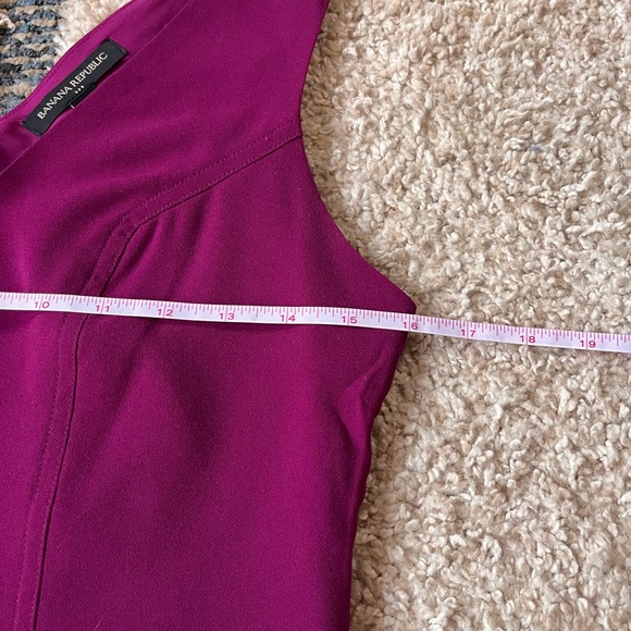 Banana republic fuchsia sleeveless v neck work top - Picture 4 of 8